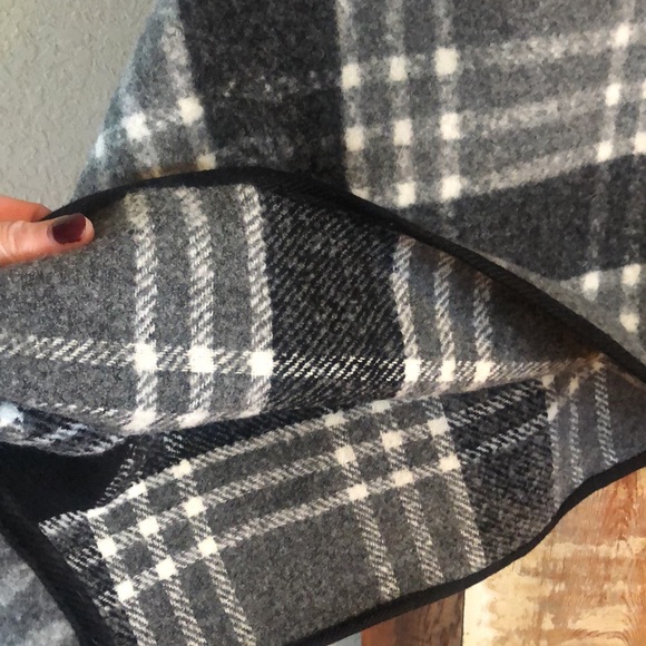 Wool poncho from Scheels-unknown brand - Picture 3 of 4